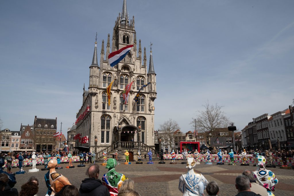 De Goudse Iconen op de Markt rond het Stadhuis tijdens Gouda 750